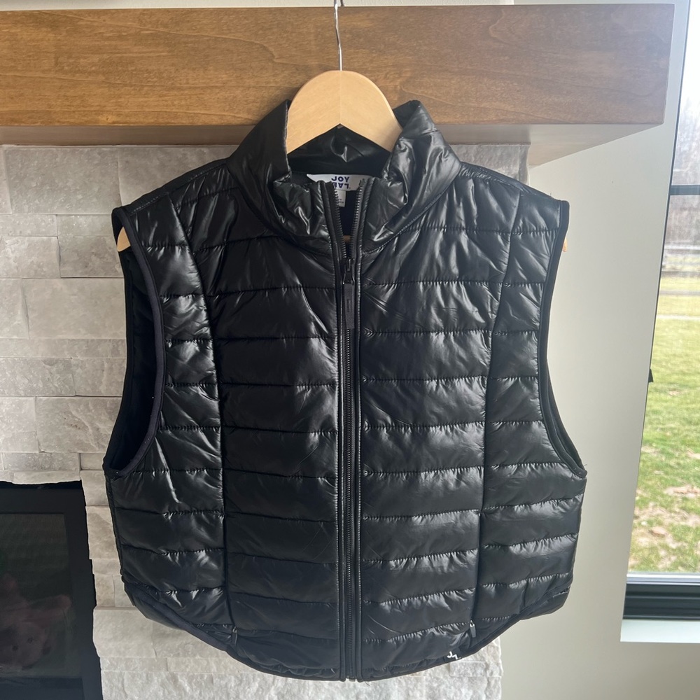 Black puffer vest. Size large. Excellent condition.